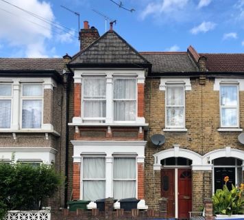 Property for auction in London)