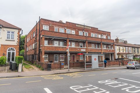 Property for auction in London)