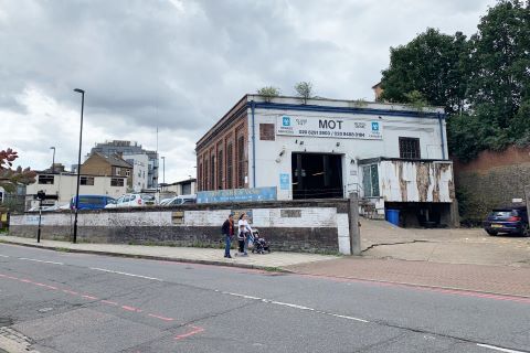 Property for auction in London)