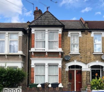 Property for auction in London)