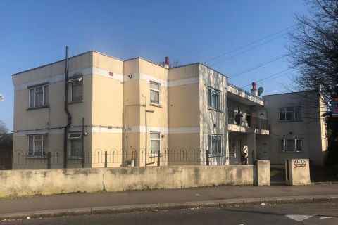 Property for auction in London)