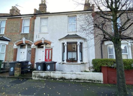Property for auction in London)