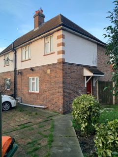 Property for auction in London)