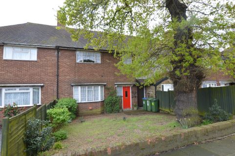 Property for auction in London)