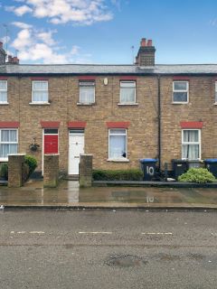 Property for auction in London)