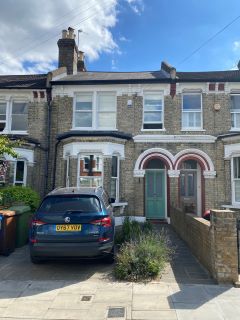 Property for auction in London)