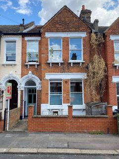 Property for auction in London)