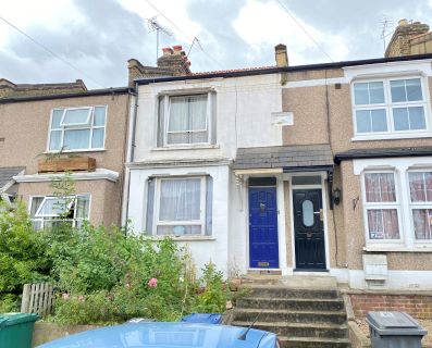 Property for auction in London)