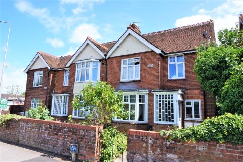 Property for auction in Berkshire)