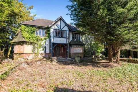 Property for auction in Devon)