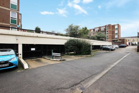 Property for auction in London)