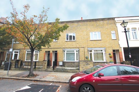 Property for auction in London)