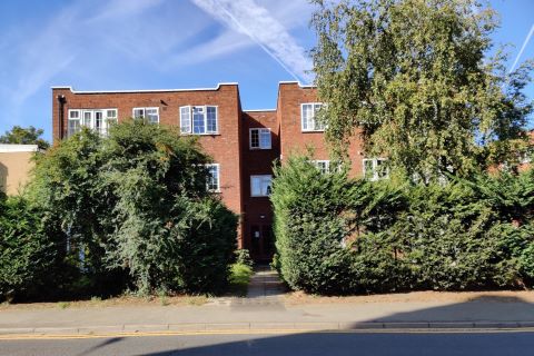 Property for auction in Berkshire)