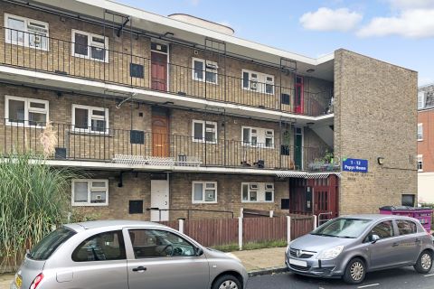 Property for auction in London)