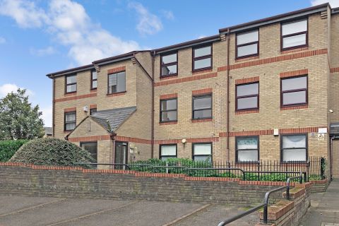 Property for auction in London)