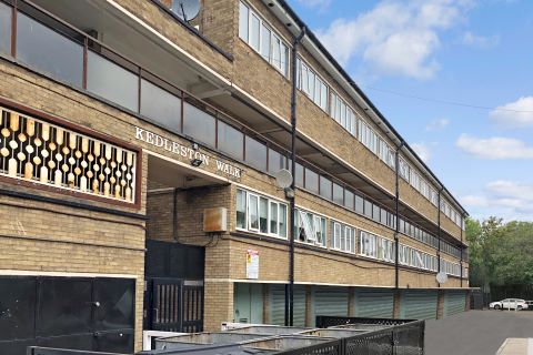Property for auction in London)