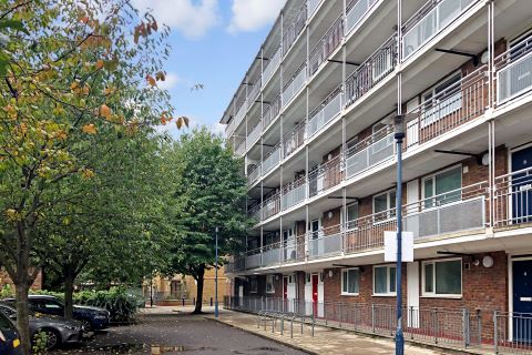 Property for auction in London)