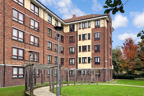 Property for auction in London)