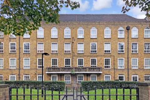 Property for auction in London)