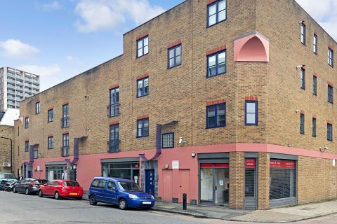 Property for auction in London)