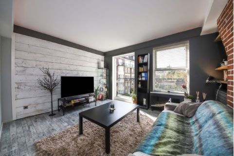 Property for auction in London)