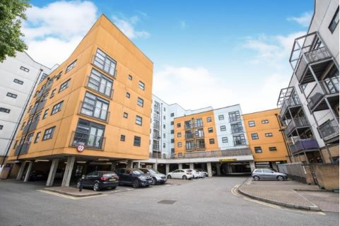 Property for auction in London)
