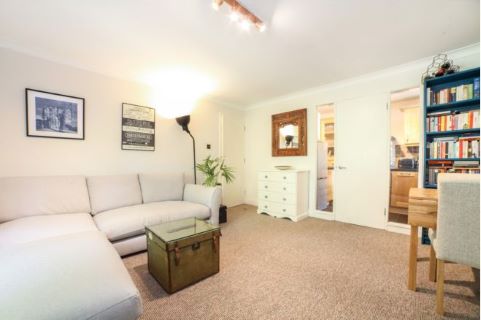 Property for auction in London)