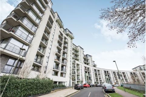 Property for auction in London)