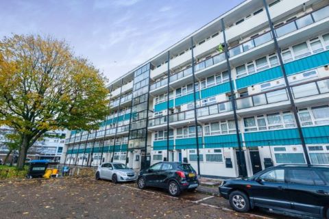 Property for auction in London)