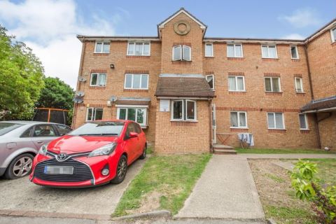 Property for auction in London)