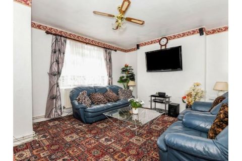 Property for auction in London)