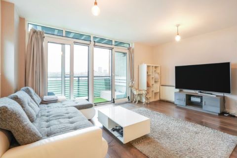 Property for auction in London)
