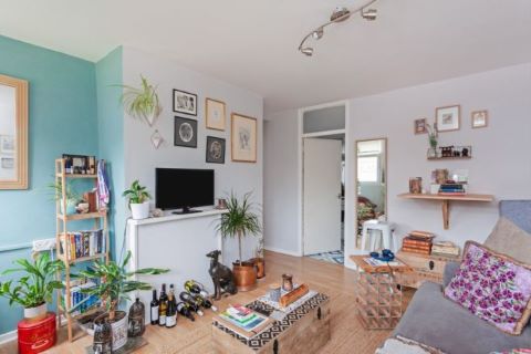 Property for auction in London)