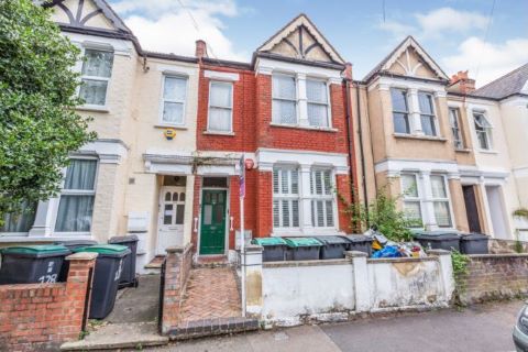 Property for auction in London)