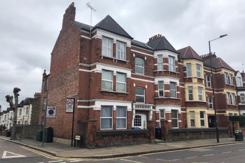Property for auction in London)