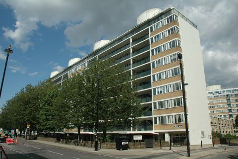 Property for auction in London)