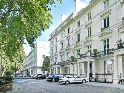 Property for auction in London)