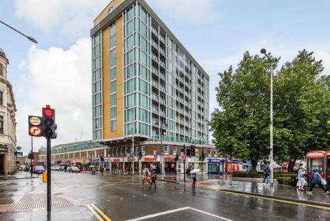 Property for auction in London)