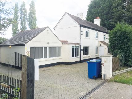 Property for auction in Worcestershire)