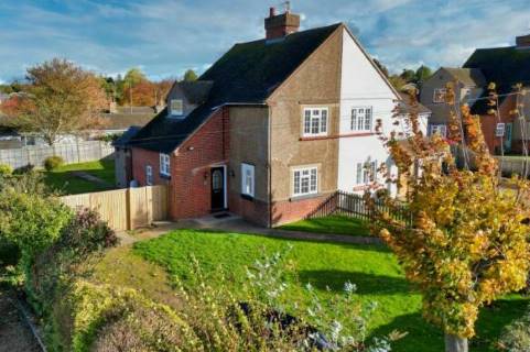 Property for auction in bUCKINGHAMSHIRE